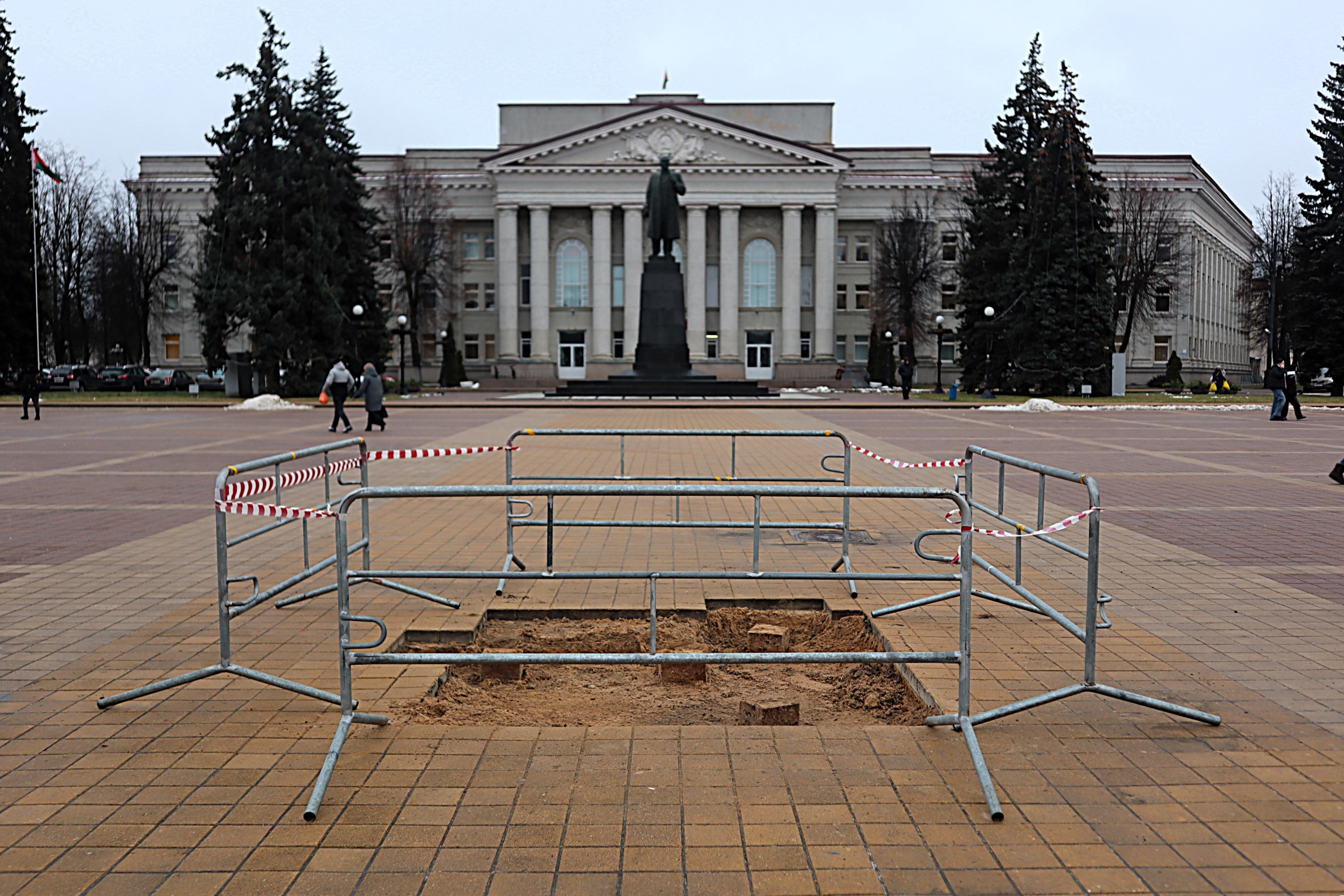 Коммунальщики в Молодечно подготовили основание для главной городской ёлки и сохранили в секрете подробности