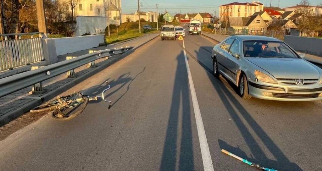 Велосипедист внезапно выехал под колеса Peugeot в Воложинском районе