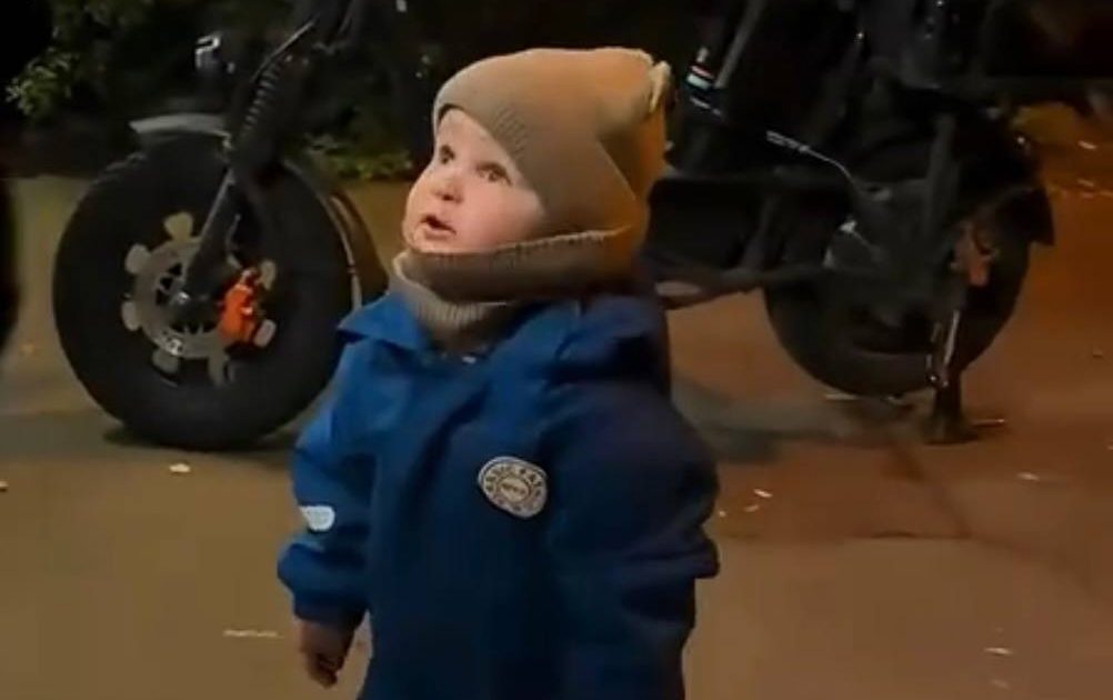 Тысячи пользователей поддержали мальчика, с которым не здоровались соседи