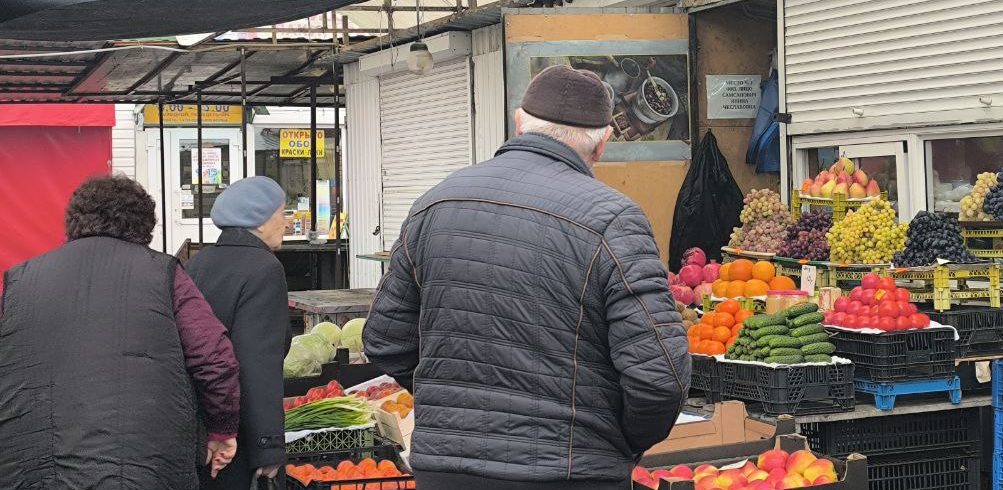 «Кто в капусте разбирается, тот за ней на рынок в Молодечно приходит!». Посмотрели на рынке цены на овощи и сравнили их с ярмарочными