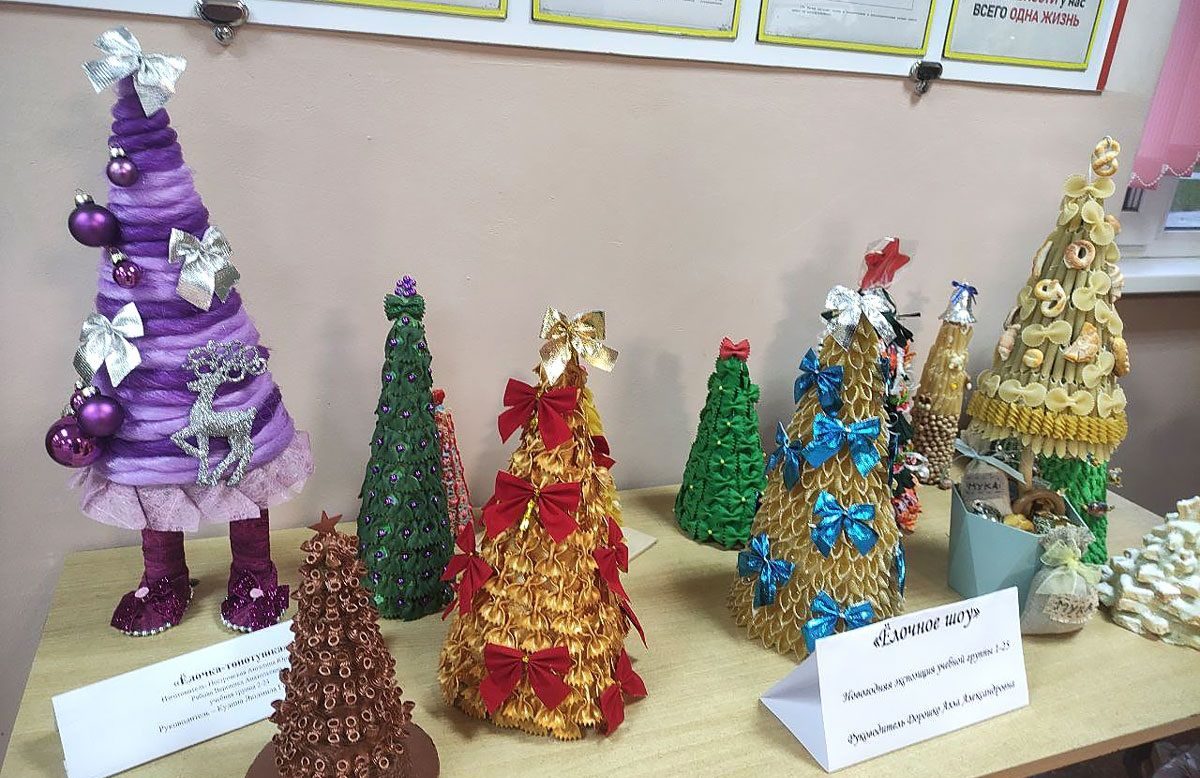 Уникальные ёлки из необычных материалов: выставка проходит в Вилейском государственном колледже