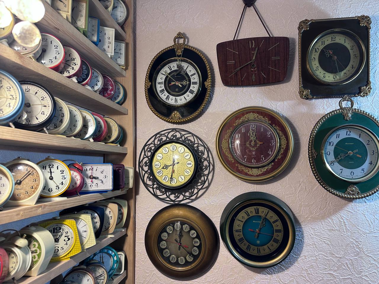 У водителя из Вилейки в домашней коллекции сотни будильников и настольных часов