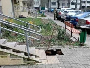 Коммунальщики Минска прокомментировали ситуацию с бабушкой, которая провалилась под плитку у подъезда