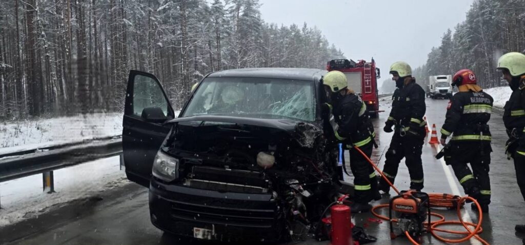 Под Борисовом в ДТП три автомобиля столкнулись, водитель и пассажир пострадали