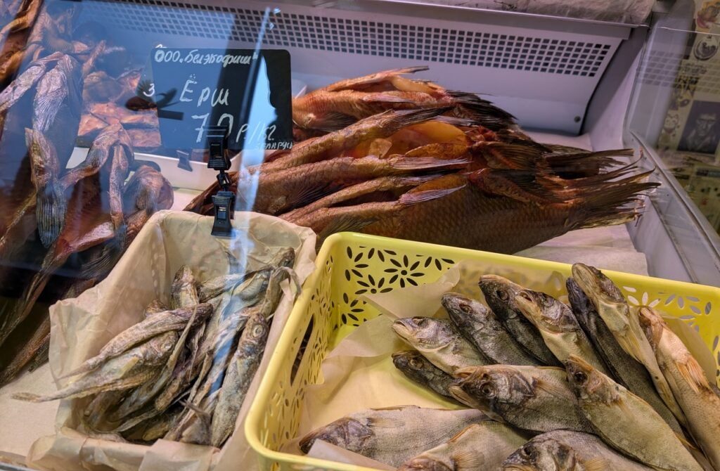 Смотрим, сколько стоит копченый угорь и другая рыба в Мяделе