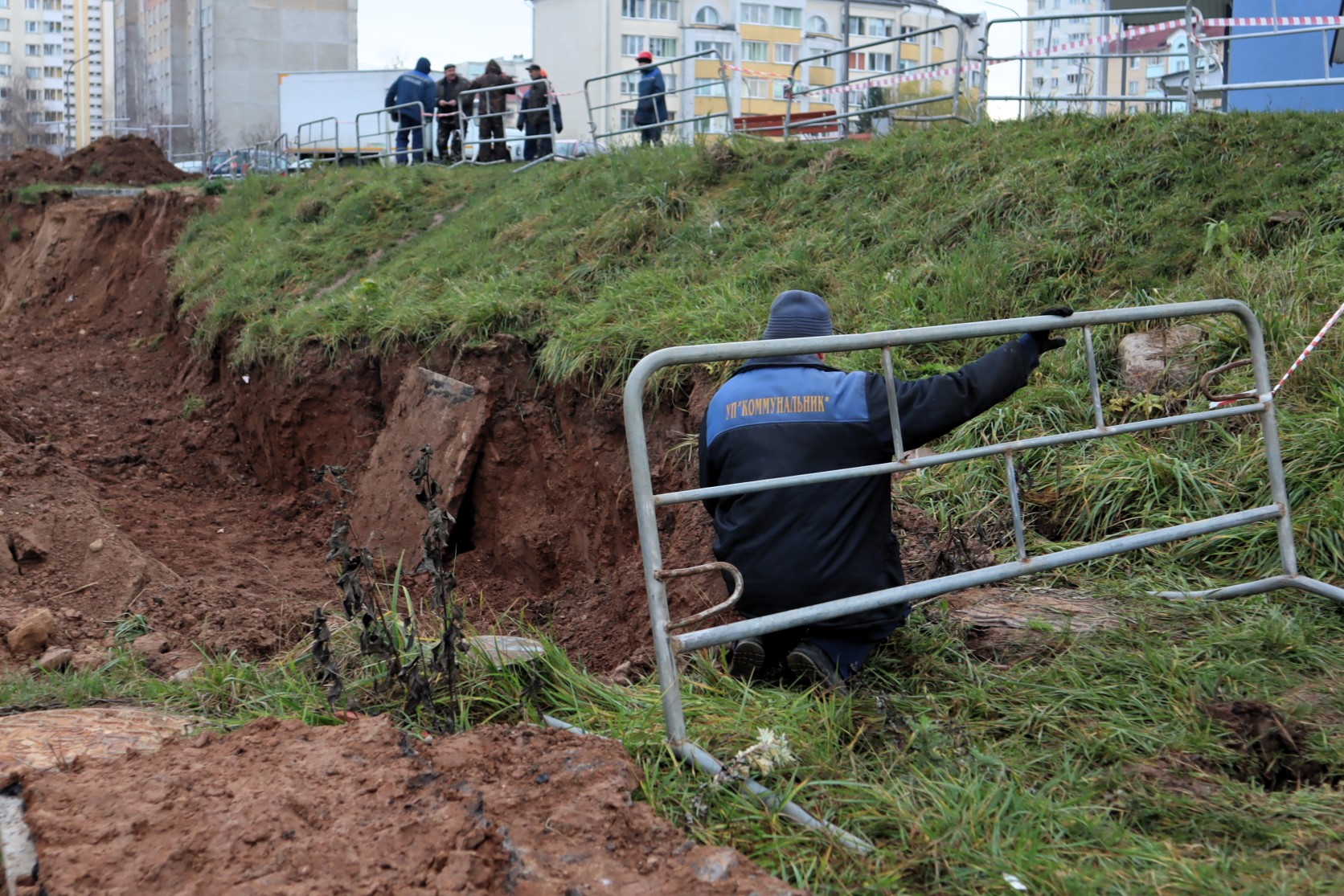 Коммунальщики в Молодечно оградили траншею по жалобе жильцов и высказали им собственные претензии