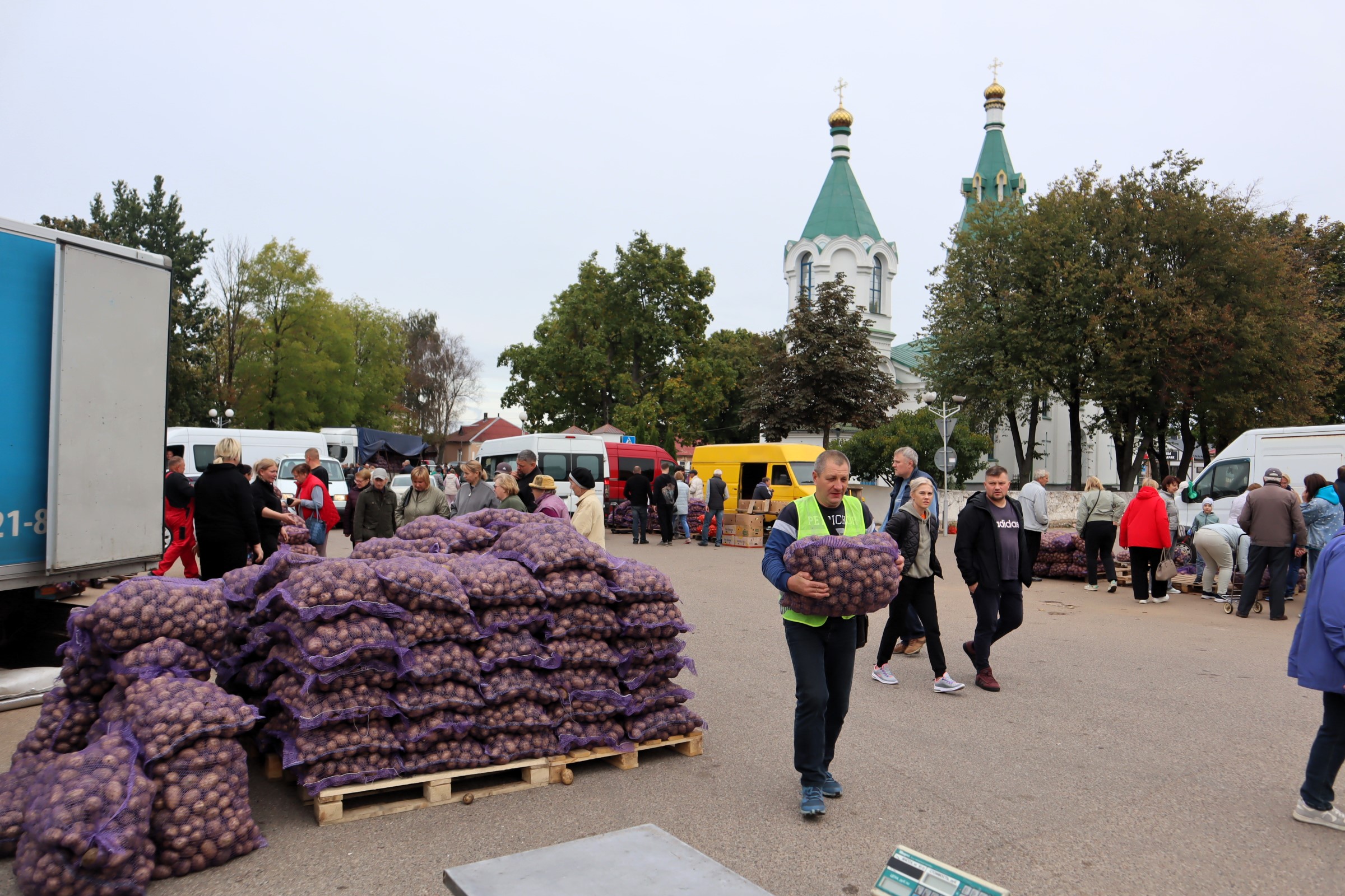 «Торгашество рядом с храмом – это, конечно, плохо». Перенесут ли в Молодечно ярмарку с площади Старое Место от Покровской церкви?