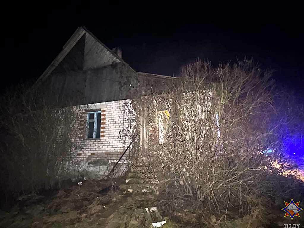 Мама с двумя детьми в Глубокском районе вышла из горящего дома, но там оставалась бабушка