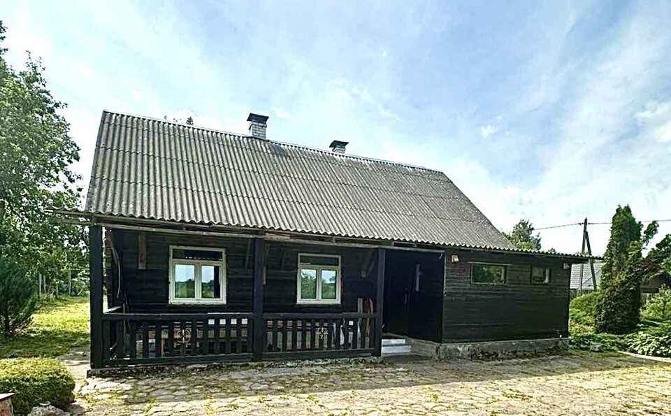 Крепкий дом с современными коммуникациями продают в Мядельском районе — узнали цену