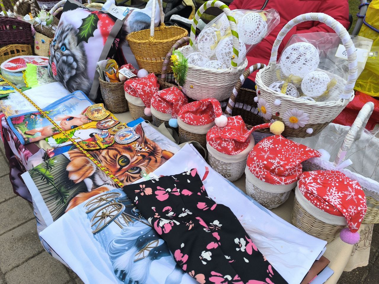 Молодечненка Галина  создаёт ажурные новогодние игрушки и корзиночки для подарков