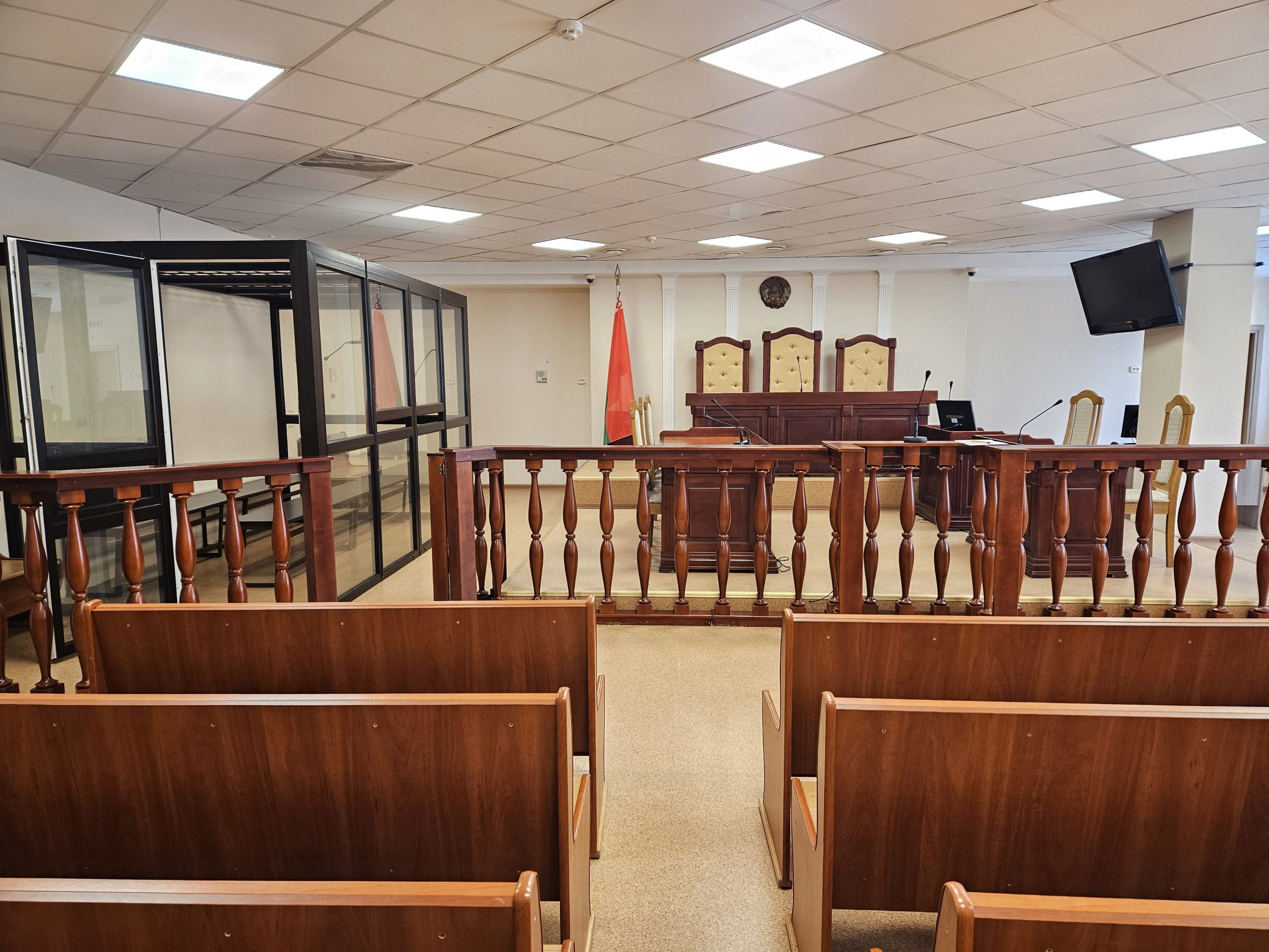 Полтора года ограничения свободы и конфискация мобильного телефона — в Воложинском районе суд вынес приговор за хищение 400 рублей