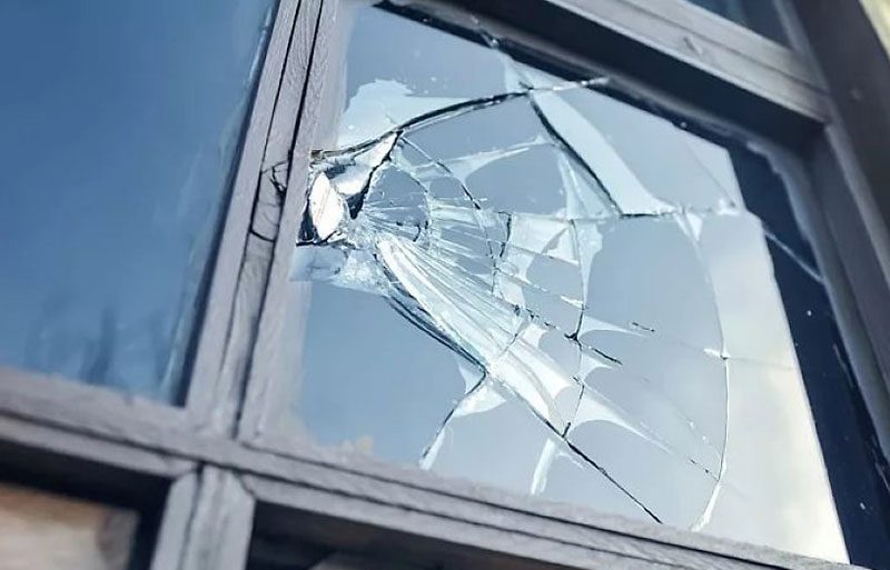 Хулиган повредил имущество торговых объектов в Ошмянском районе — его задержали