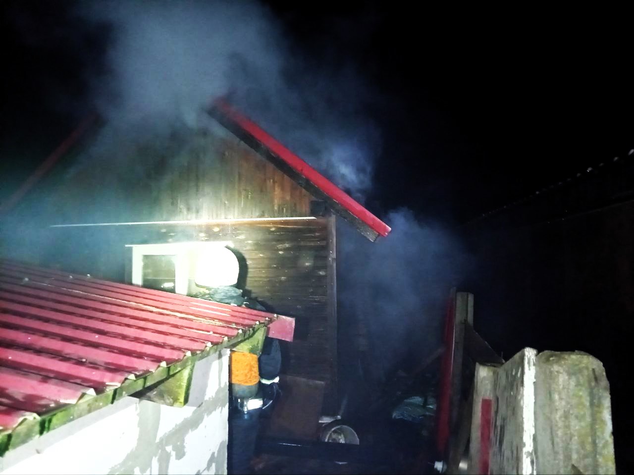Крыша бани обгорела по всей площади в деревне под Молодечно