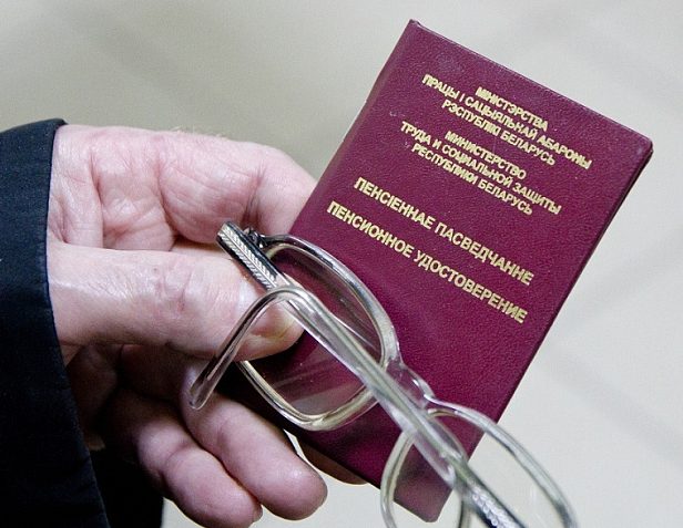 Изменения порядка выплаты пенсии за выслугу лет одобрили в Беларуси