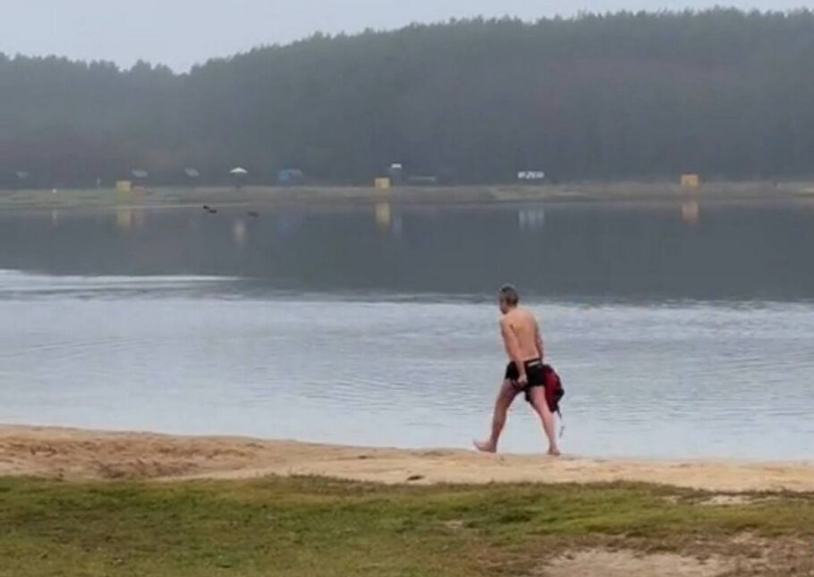 Утки в шоке: человека-моржа увидели на Цнянском водохранилище