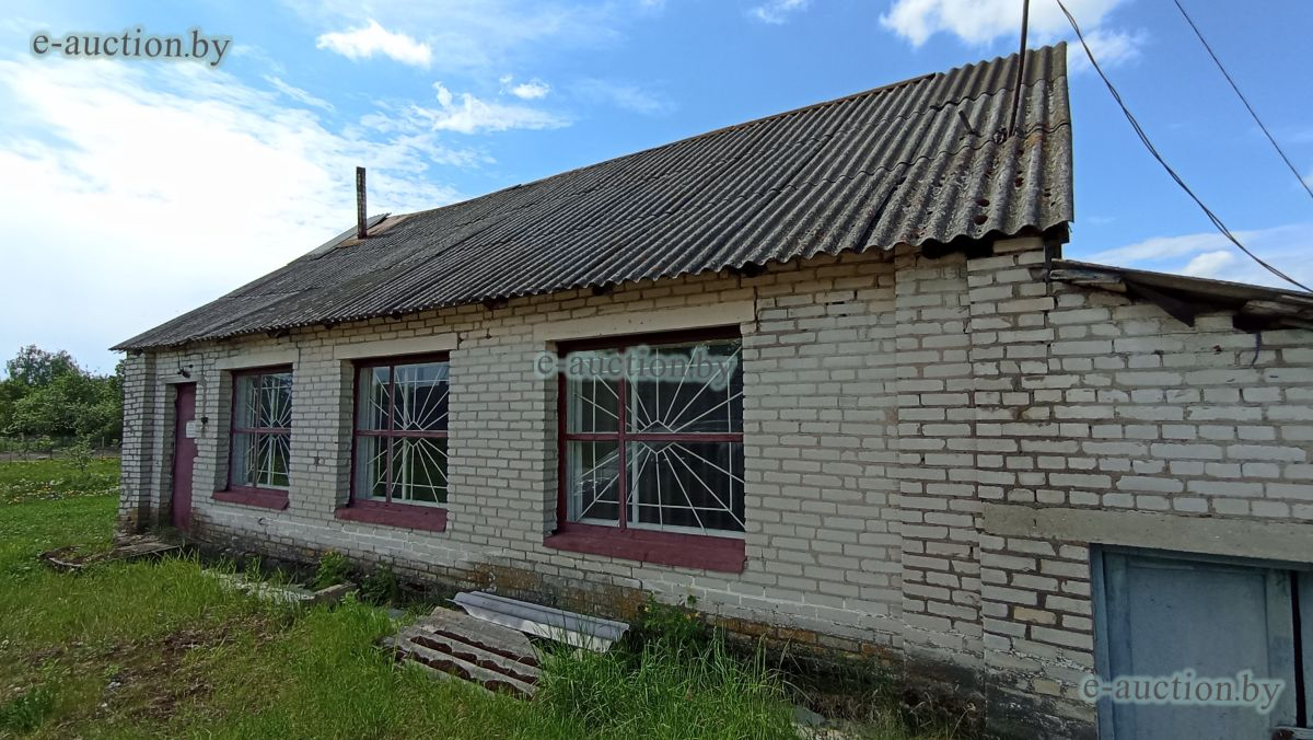 Здание бывшего магазина в городском посёлке Кривичи Мядельского района можно купить чуть дороже 3,5 тысяч рублей