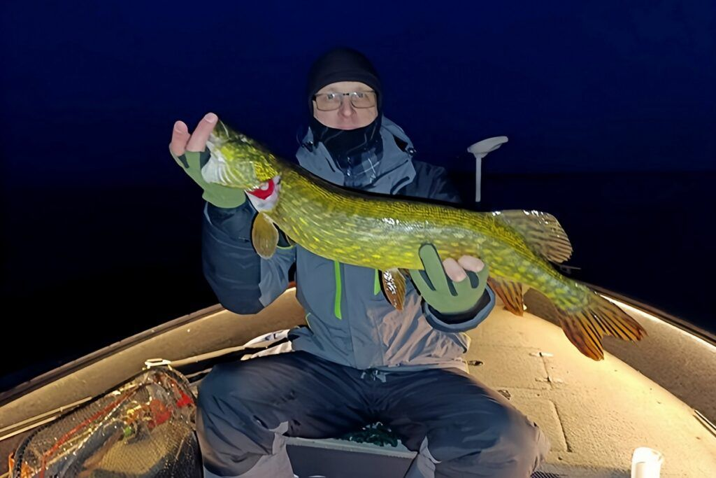 Рыбак Евгений Атрахович рассказал, как словить щуку и окуня на озере Нарочь зимой