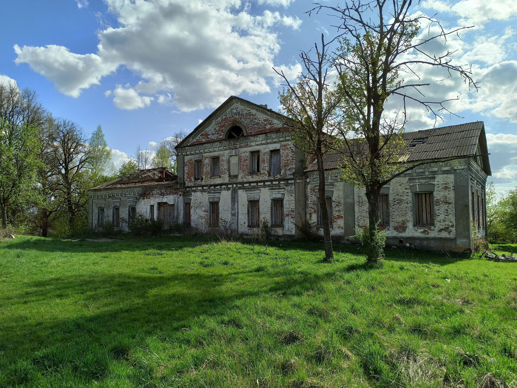 Старинная усадьба на берегу озера продаётся за 42 рубля