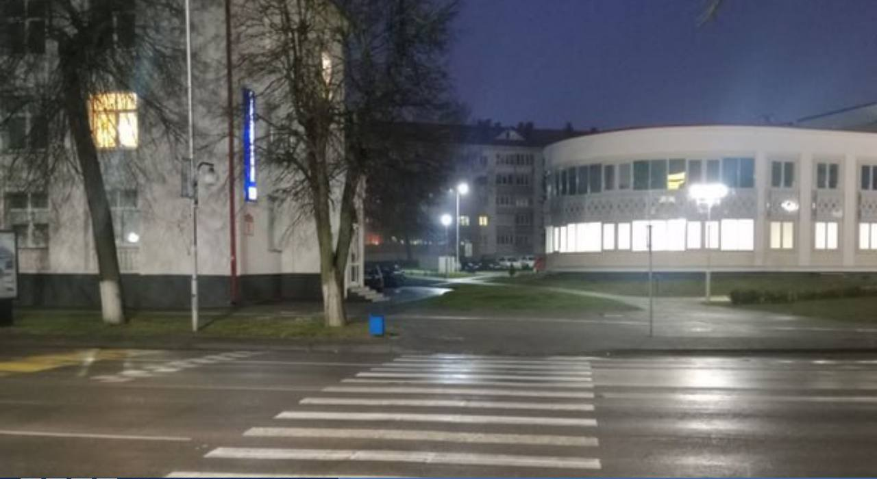 В Молодечно на пешеходном переходе возле Центральной площади автомобиль наехал на подростка