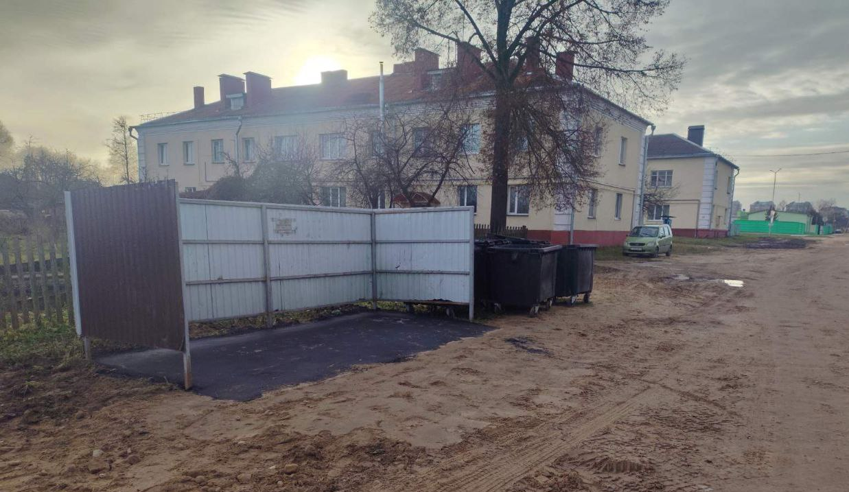 По просьбе жителей мусорную площадку на улице Першамайскай в Молодечно привели в порядок