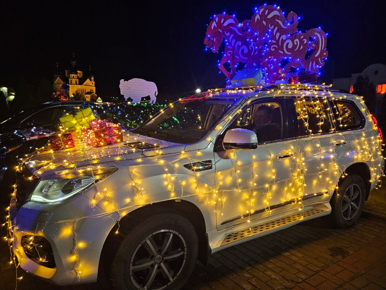 Модный тренд — новогодний автотюнинг. Подсмотрели варианты праздничного дизайна