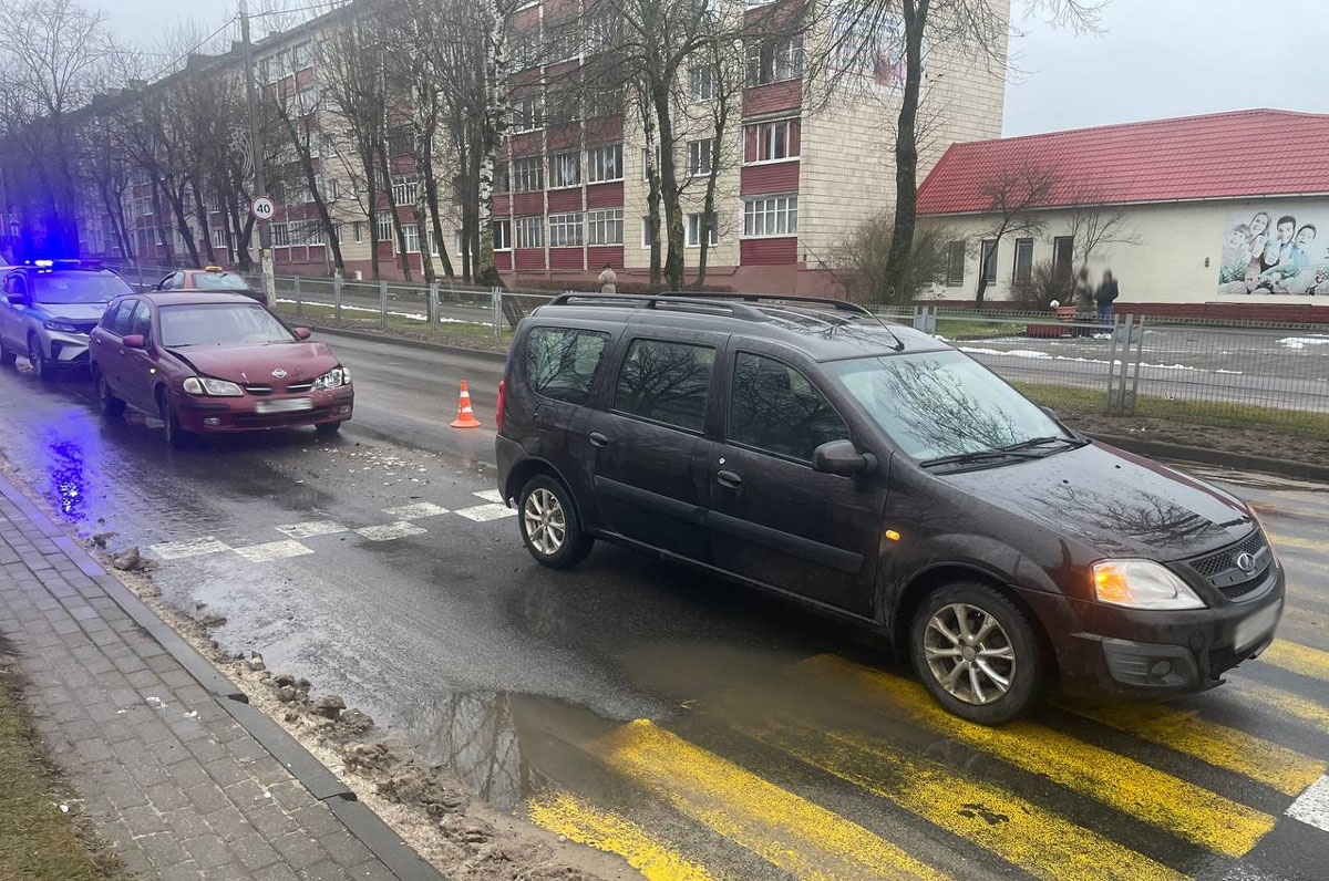 Две легковушки столкнулись в Вилейке. Водитель не успел затормозить