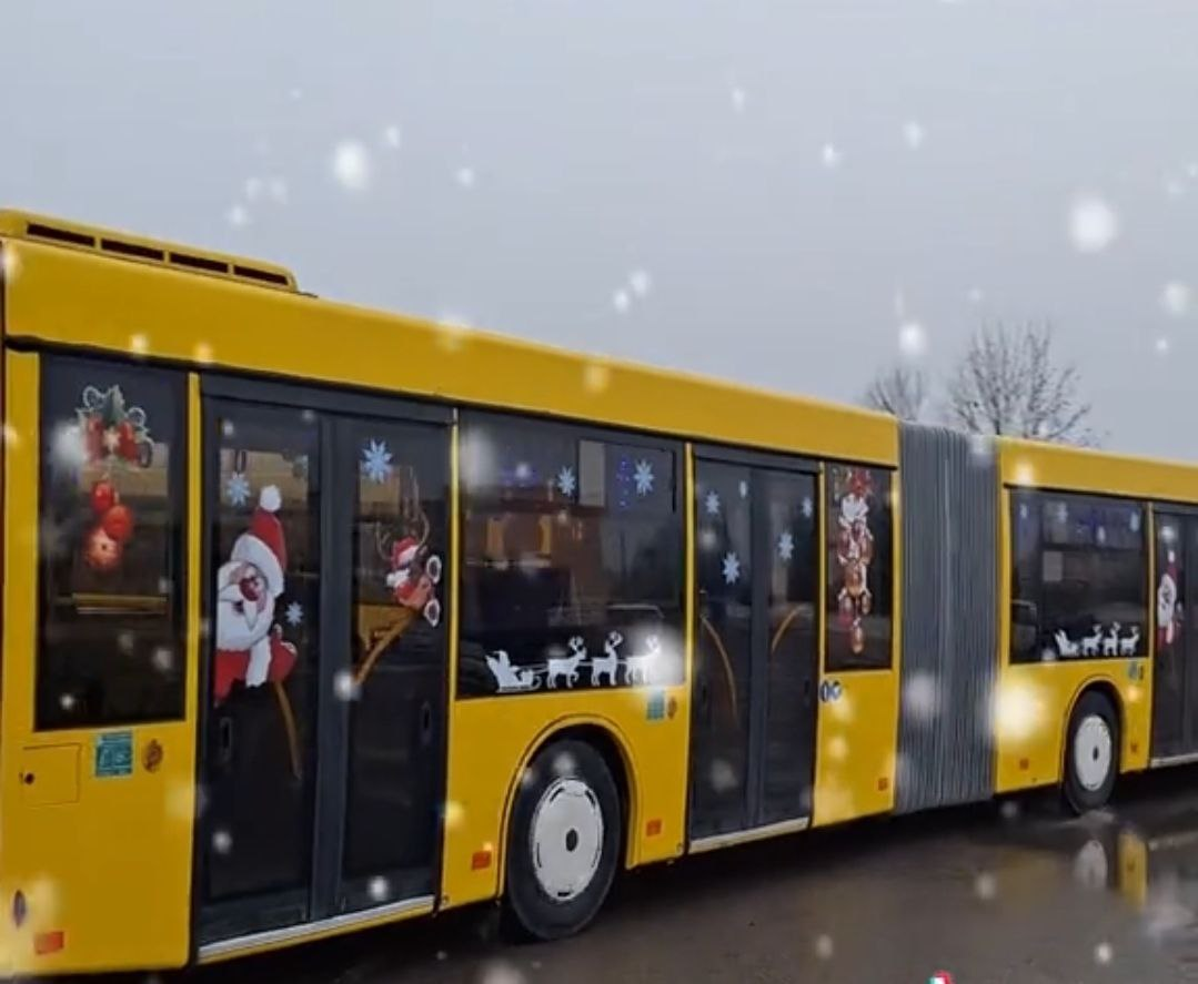 В Молодечно автопарк выпустил на линию новогодний автобус, который создаёт особое настроение и вызывает улыбку
