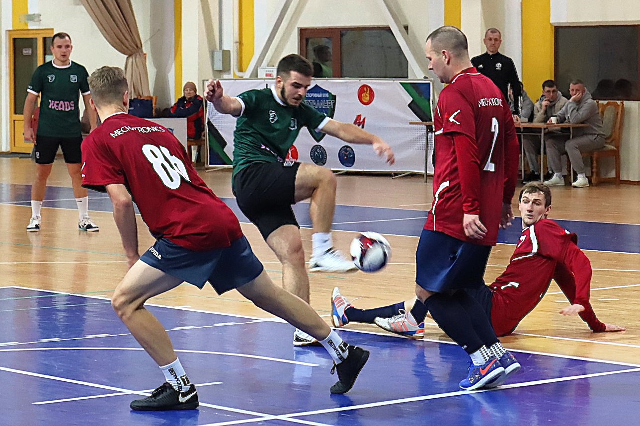 Фавориты и аутсайдеры играют с хоккейным счетом – девятый мини-футбольный тур прошел в Молодечно