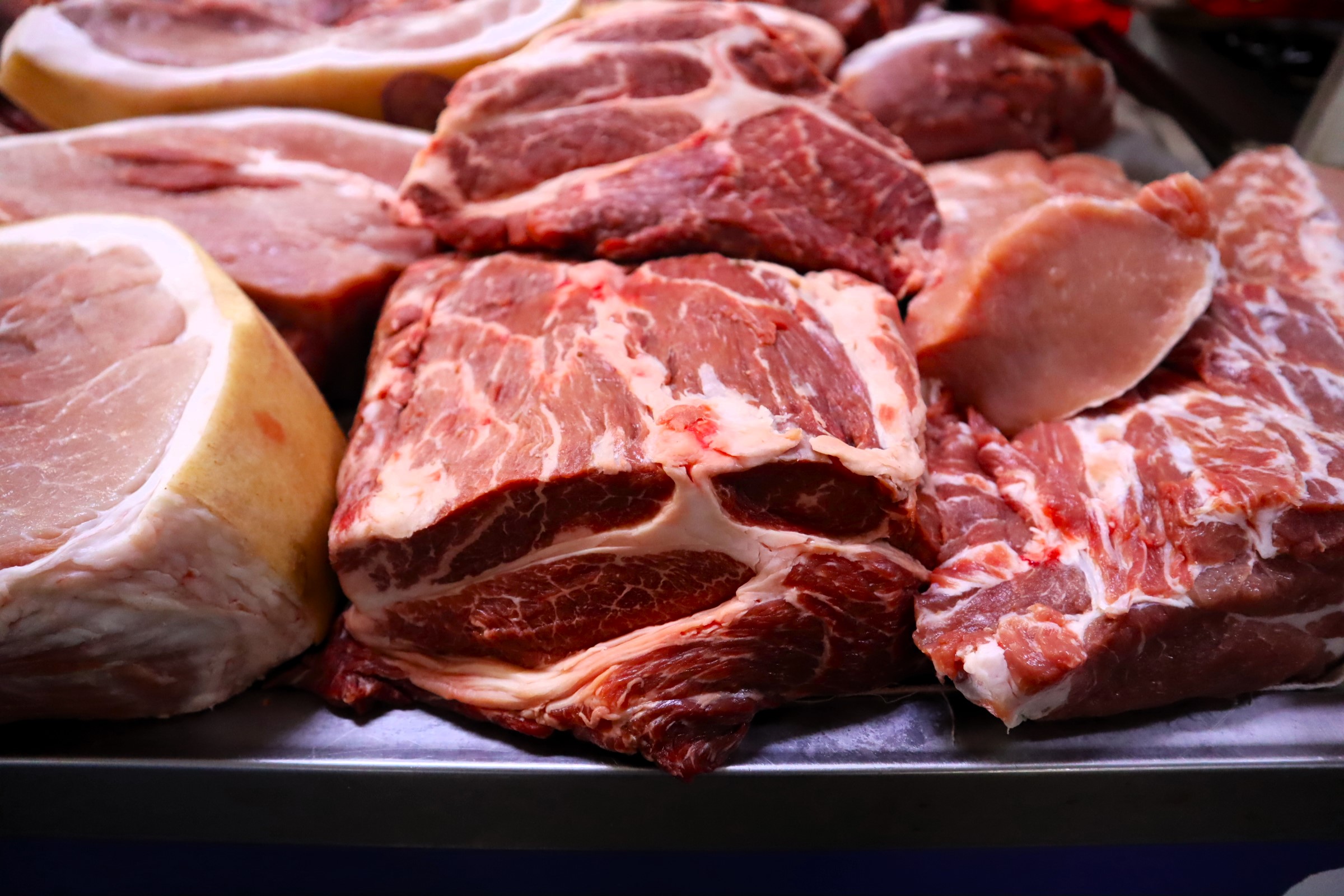 18 килограммов шейной свинины можно купить в Молодечно за те же деньги, что и 1 килограмм новогоднего печенья