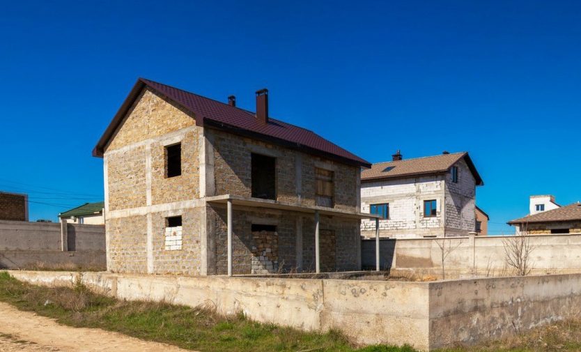 Недостроенный жилой дом в 60 километрах от Минска продают на аукционе вместе с земельным участком. Цена приятно удивляет