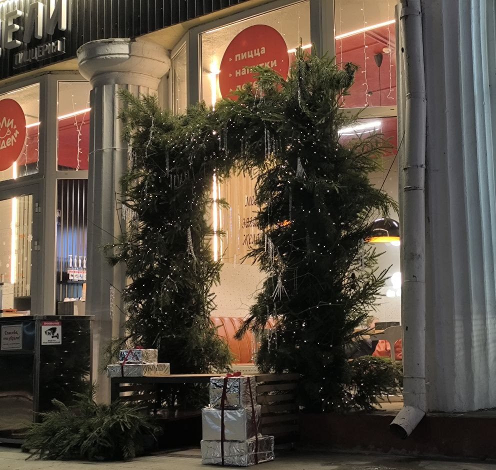 Ёлочка макушкой вниз и скамеечка для исполнения желаний: смотрим, как украшены здания в Молодечно к Новому году