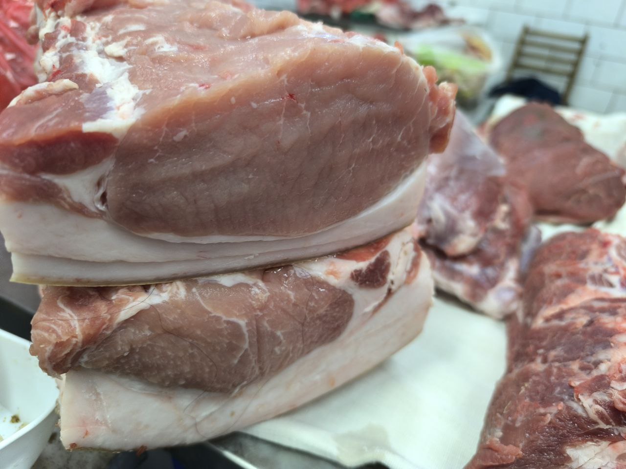 Продавцы на рынке в Молодечно утверждают, что мясо к Новому году дорожать не будет