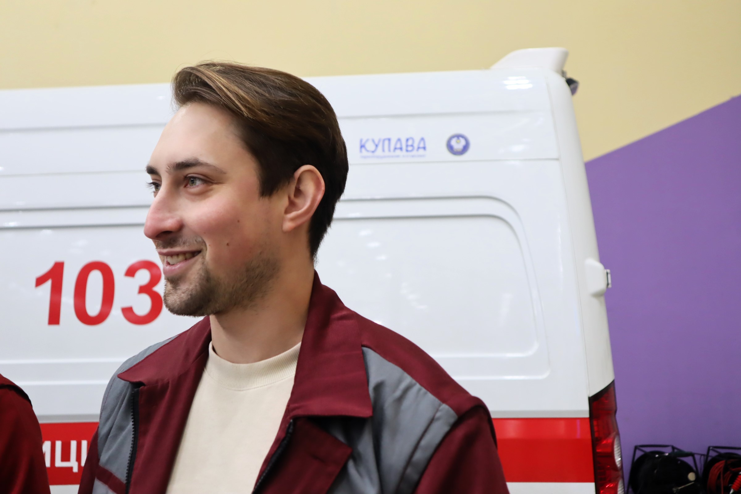 Медик Виктор дарит мальчику Матвею одну трофейную шайбу, а молодечненцы забрасывают Бресту шесть