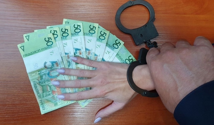 Главный бухгалтер госучреждения организовала себе выплату свыше 560 тысяч рублей — её будут судить