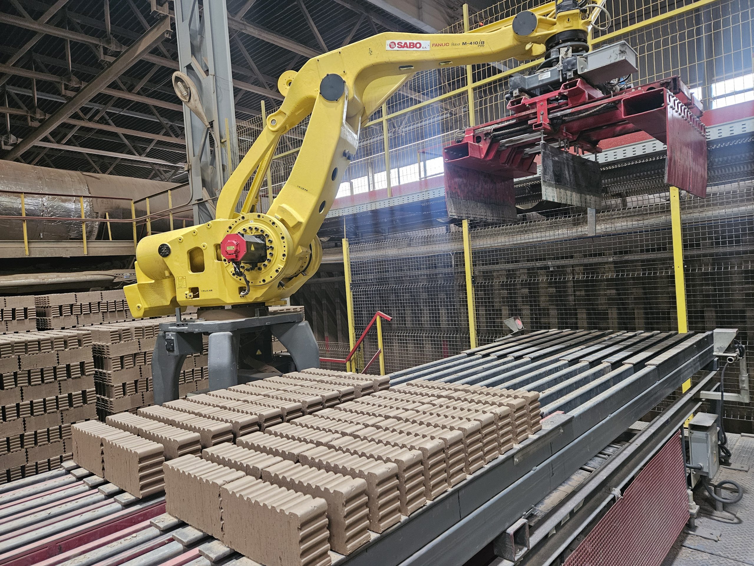 В Радошковичах производят 65 миллионов штук кирпича в год. Познакомились с теми, кто это делает