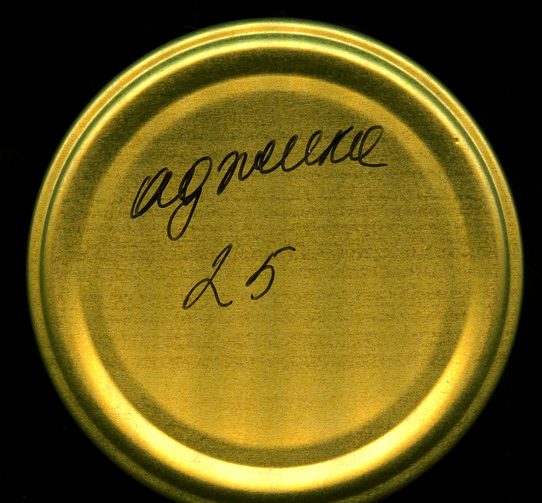 Хозяйку 20 банок украденных солений установили по почерку