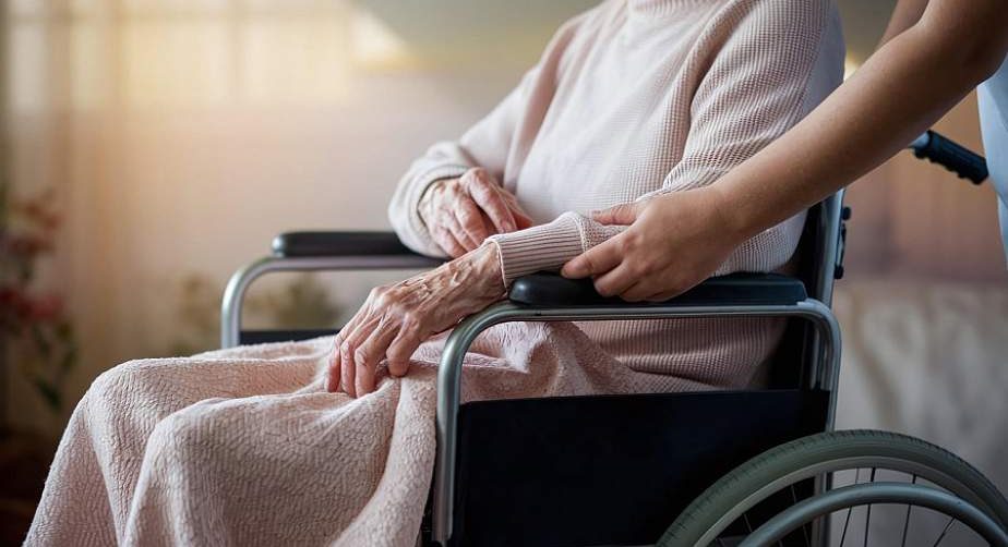 Пособие по уходу за пожилым человеком старше 80 лет или инвалидом I группы вырастет с 1 февраля
