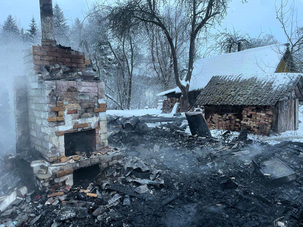 Летняя кухня сгорела в деревне под Мяделем