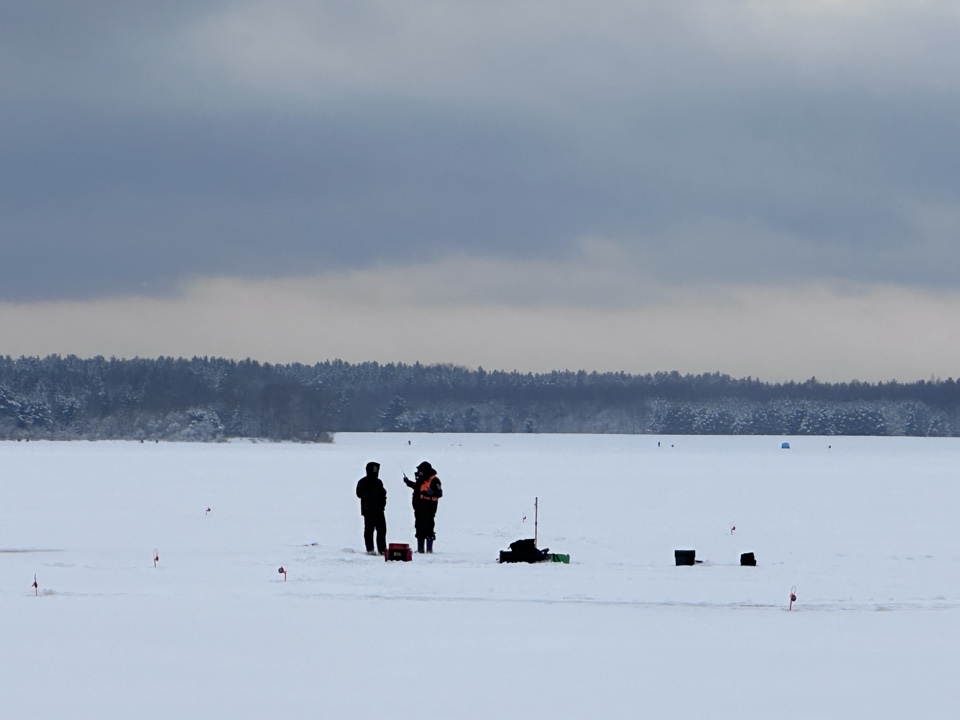 Померили толщину льда на Вилейском водохранилище