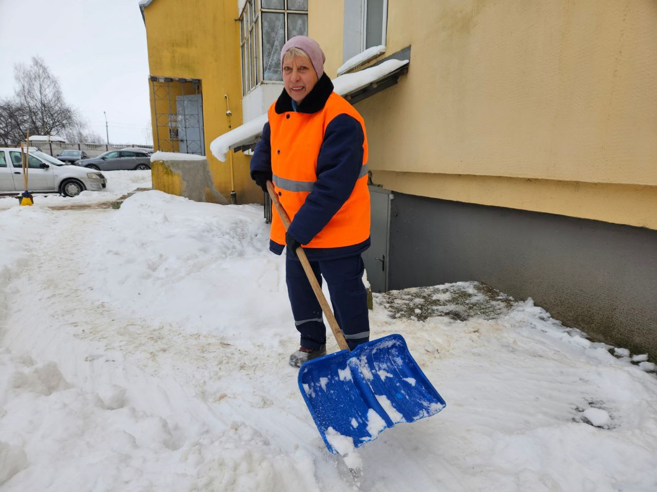 Посмотрели на улицах Молодечно, кто борется с последствиями непогоды. Заодно узнали, где взять инструменты для помощи