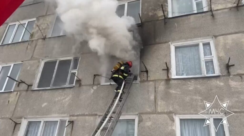 На пожаре в общежитии в Сморгони спасли двоих человек
