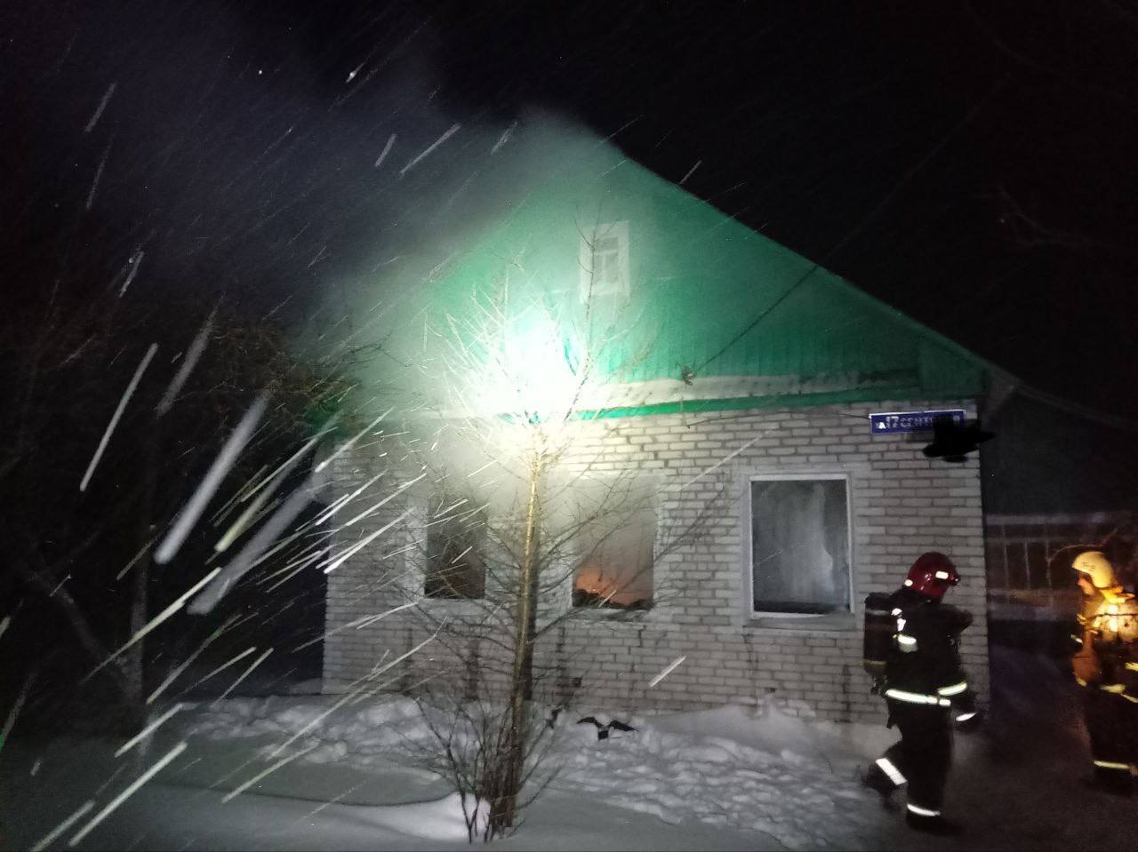 Незадолго до полуночи в деревне под Молодечно загорелся дом