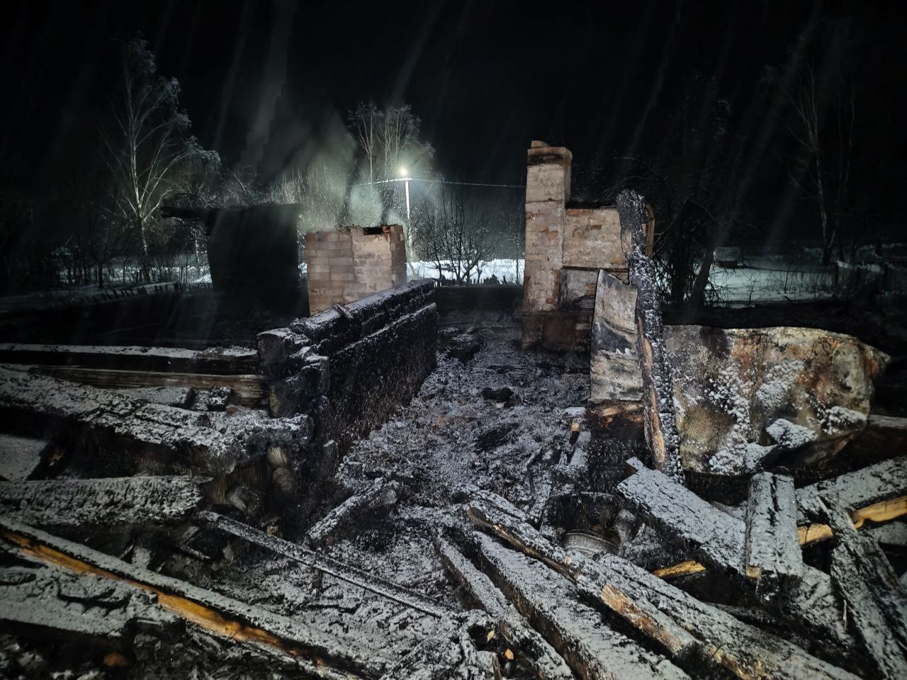 В воскресенье вечером в горящем доме в деревне Волковщина спасатели обнаружили погибшего мужчину