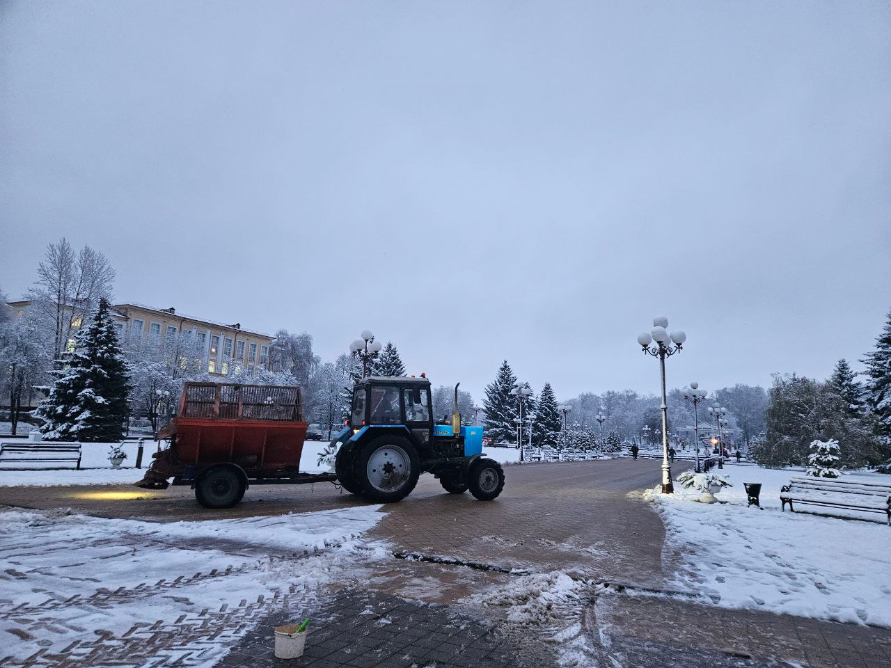 В Молодечно и населённых пунктах района жителям выдают лопаты для уборки снега. Смотрите адреса
