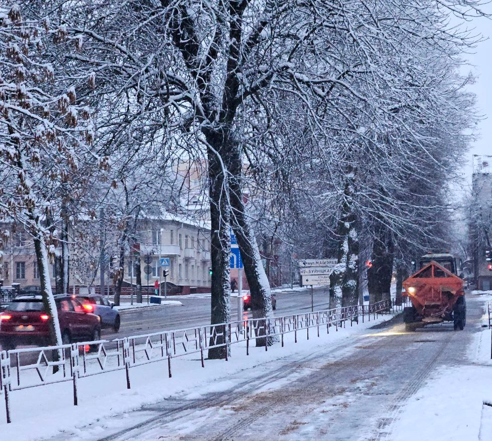 Более 200 единиц техники убирают снег в Минской области