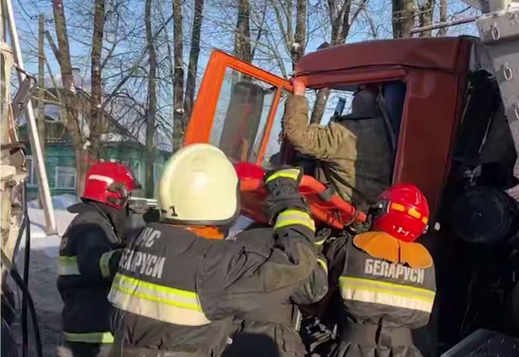 В Вилейском районе спасатели извлекли водителя из искорёженной кабины грузовика