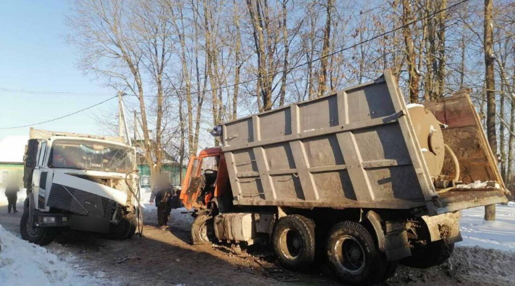 В агрогородке Куренец Вилейского района МАЗ выехал на встречку и врезался в КАМАЗ 