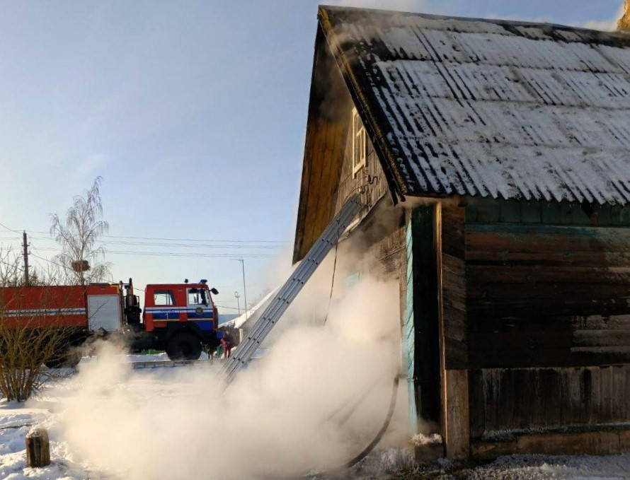 Дом 82-летнего мужчины и бесхозный сарай сгорели в Поставском районе