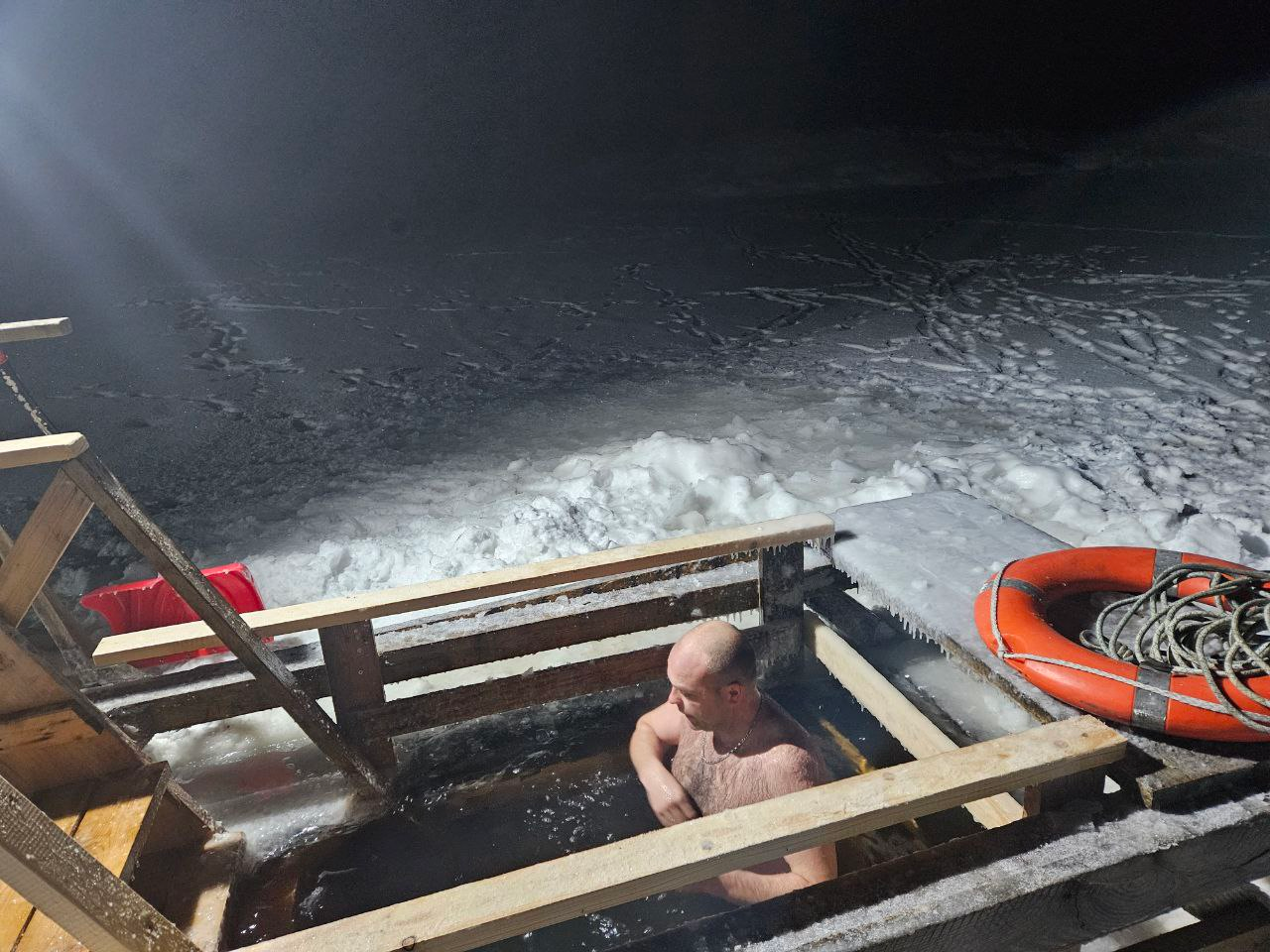 Посмотрели на тех, кто решился войти в ледяную воду в проруби в молодечненском лесу
