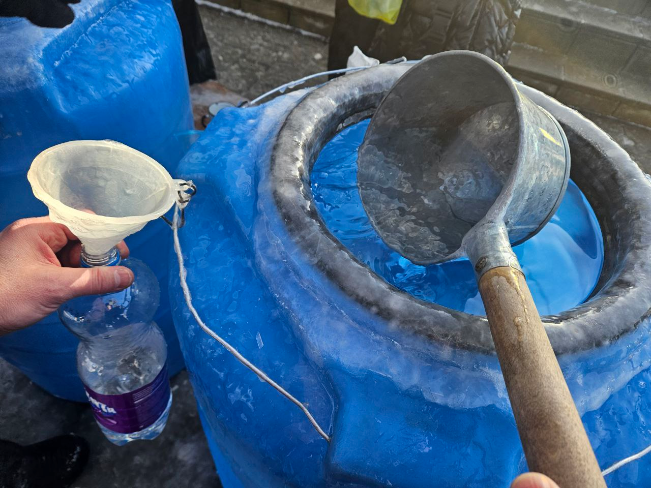 В православных храмах прихожане берут крещенскую воду. Что с ней нельзя делать, рассказываем
